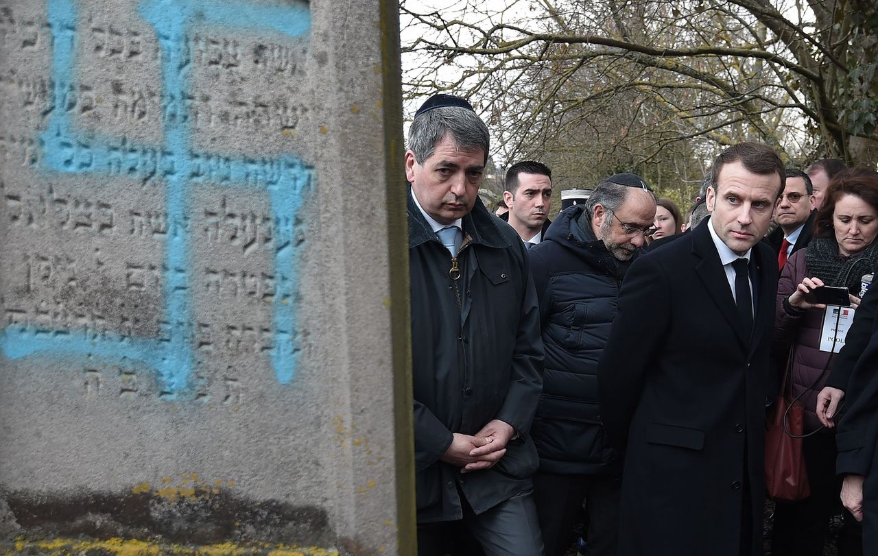 De Franse president Emmanuel Macron bezocht het kerkhof dinsdag.