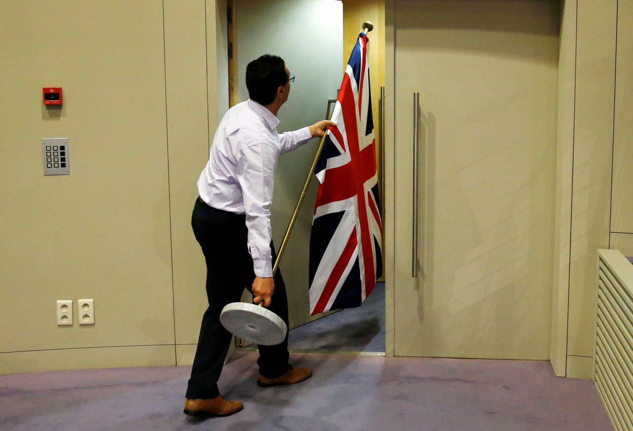 De Britse vlag wordt geplaatst vlak voor een nieuwsconferentie van Brexit-hoofdonderhandelaar David Davis (namens Groot-Brittannië) en Michel Barnier (namens de EU) in Brussel.