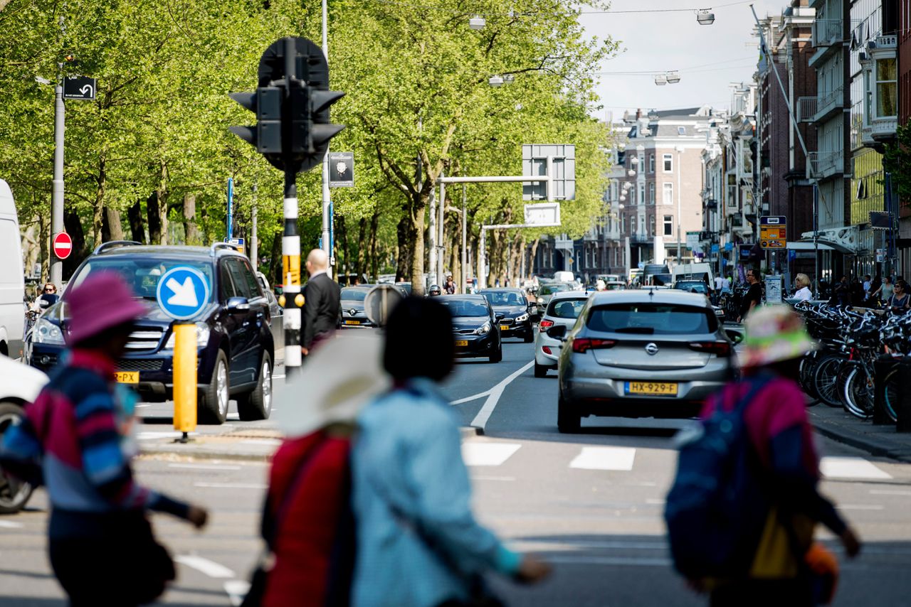 Auto’s op de Stadhouderskade in Amsterdam. De lucht boven Nederlandse steden is behoorlijk vervuild met fijnstof.