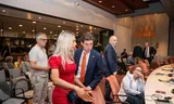 Gary Bouwer (met oranje das) tijdens de raadsvergadering in Maassluis op 4 juni 2026. Naast hem politiek adviseur Rosalie van der Broeck.