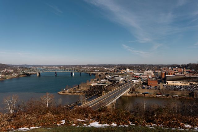 De stad Parkersburg, die aan de rivier Ohio ligt.