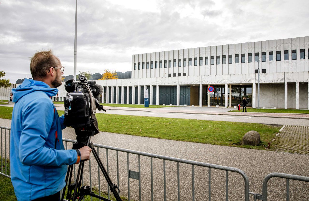 Begin deze week vond bij de zwaarbeveiligde rechtbank op Schiphol een pro forma-zitting in het proces plaatst.