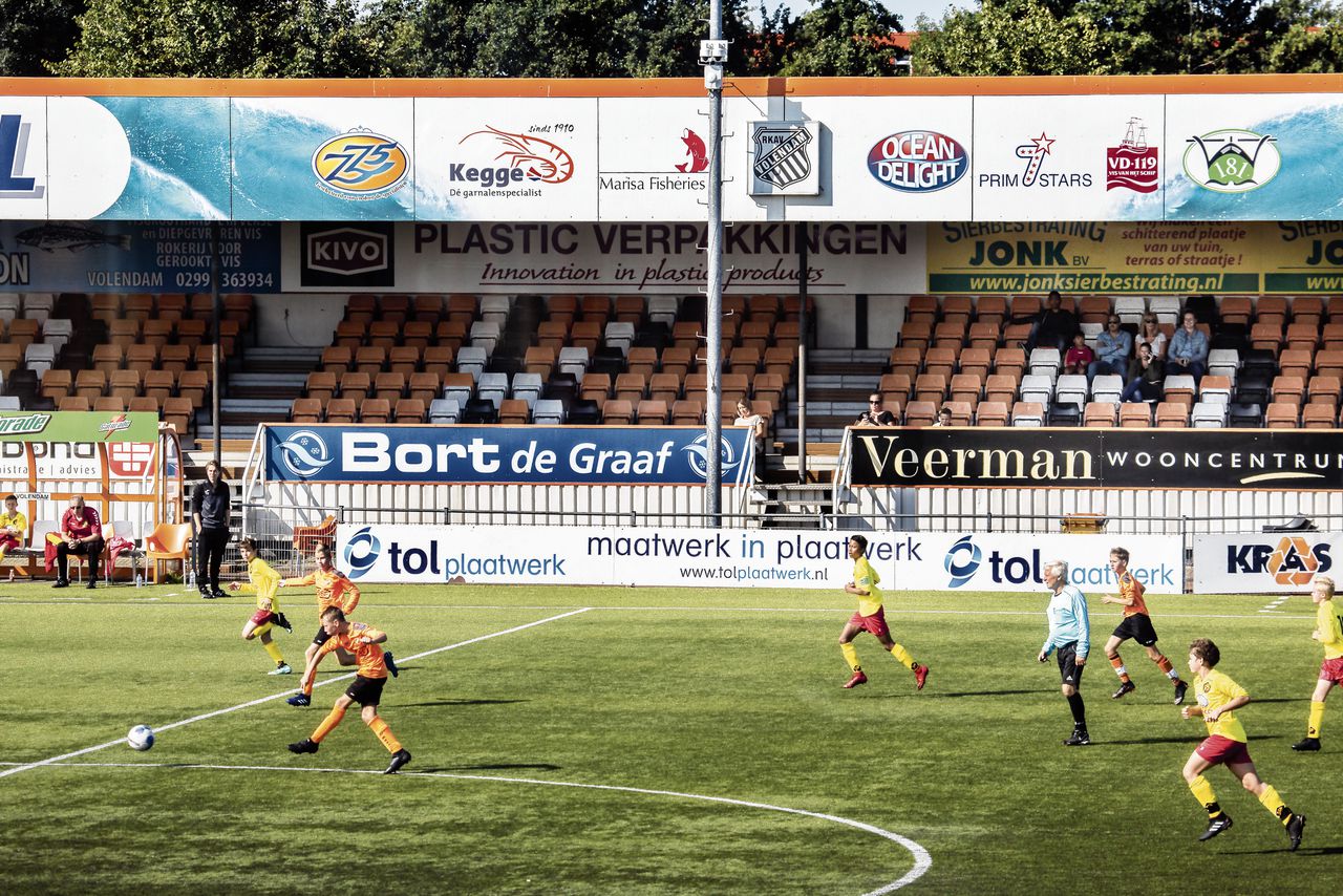 RKAV-Volendam in september 2018. VoetbalTV, een samenwerking van KNVB en Talpa, richtte zich op het verzamelen en uitzenden van beelden uit het amateurvoetbal. Privacywaakhond AP verbood dit.