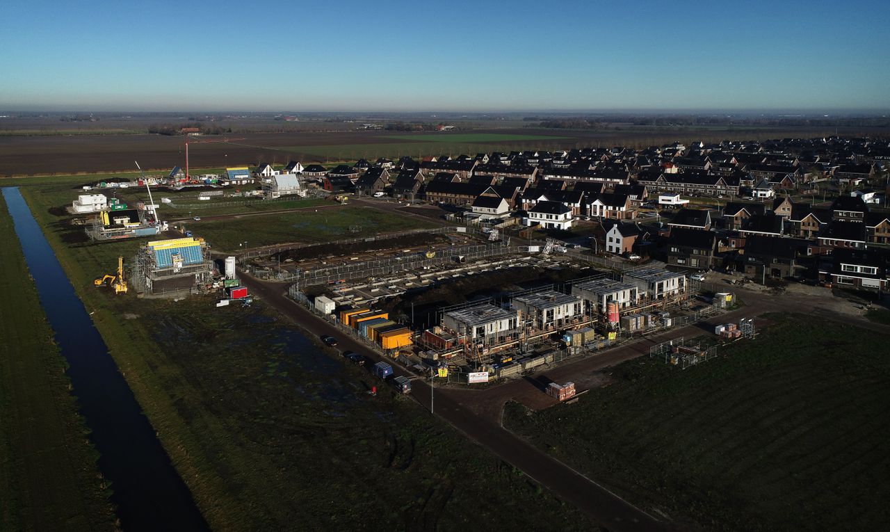 Nieuwbouwwijk in Emmeloord in de Noordoostpolder: de verstedelijking in Nederland is met bijna tien hectare per dag toegenomen, volgens het PBL.