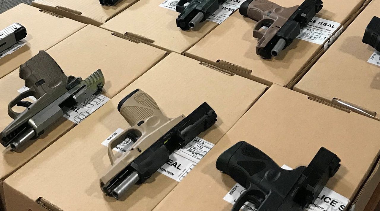 In beslag genomen wapens die uit Florida naar Canada waren gesmokkeld.