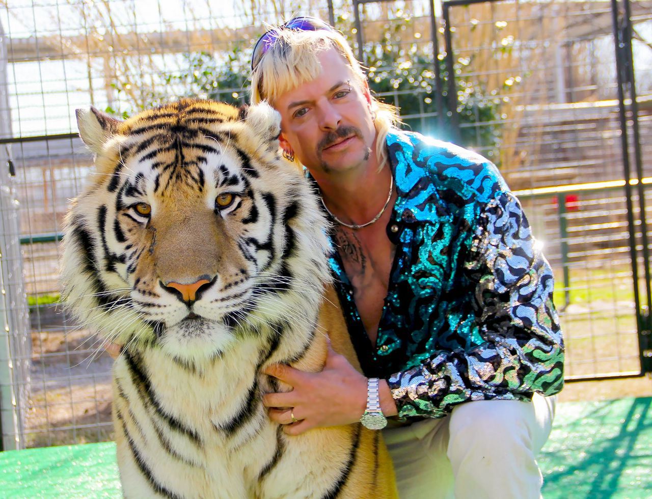 Joe Exotic met een van zijn tijgers in 'Tiger King'.