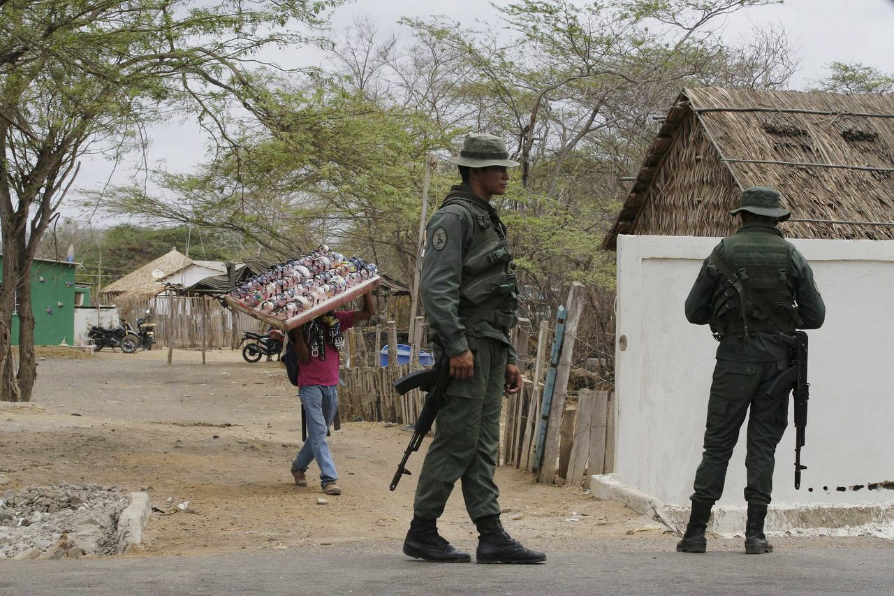 Grenswachten op patrouille in Zaraguachon, Venezuela, bij de grens met Colombia.