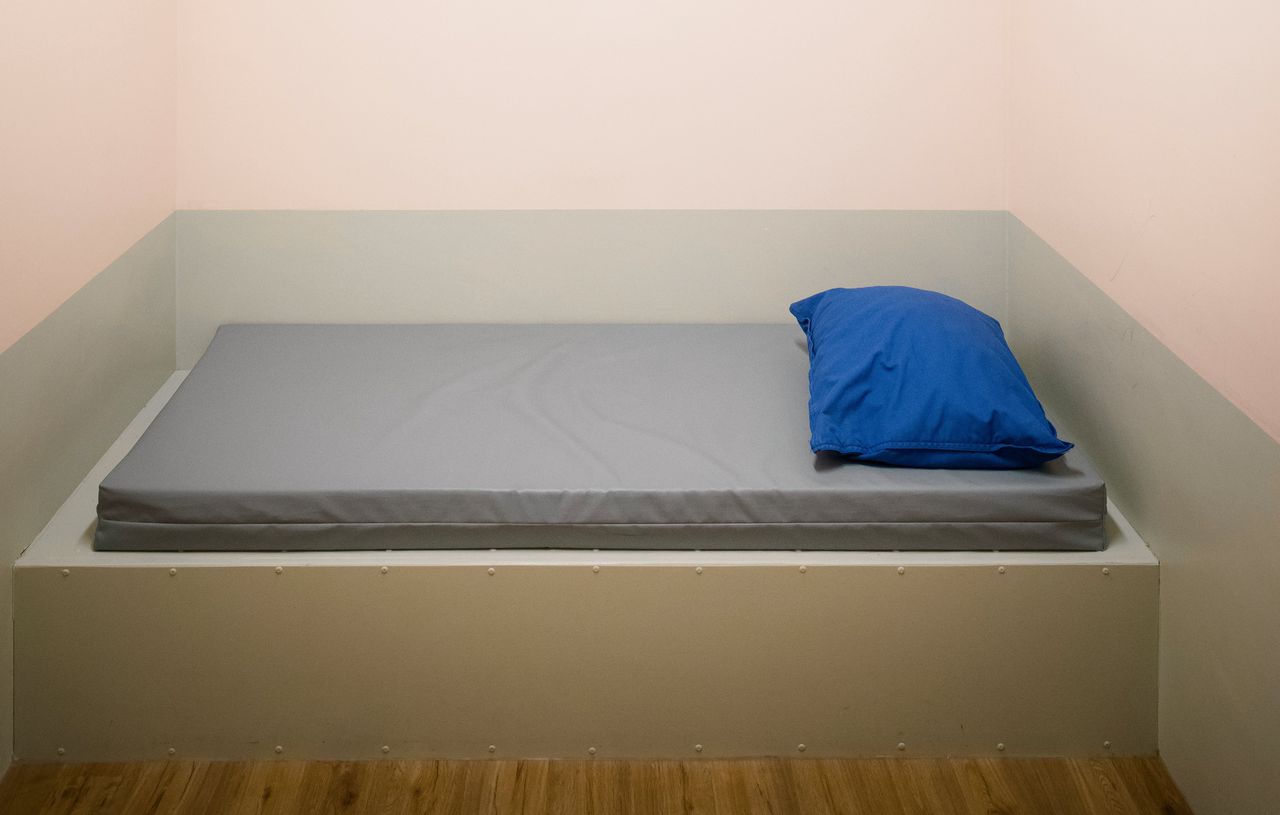 Een isoleercel heeft enkel een matras, kussen, deken en toilet. Als straf zit je hier 23 uur per dag.