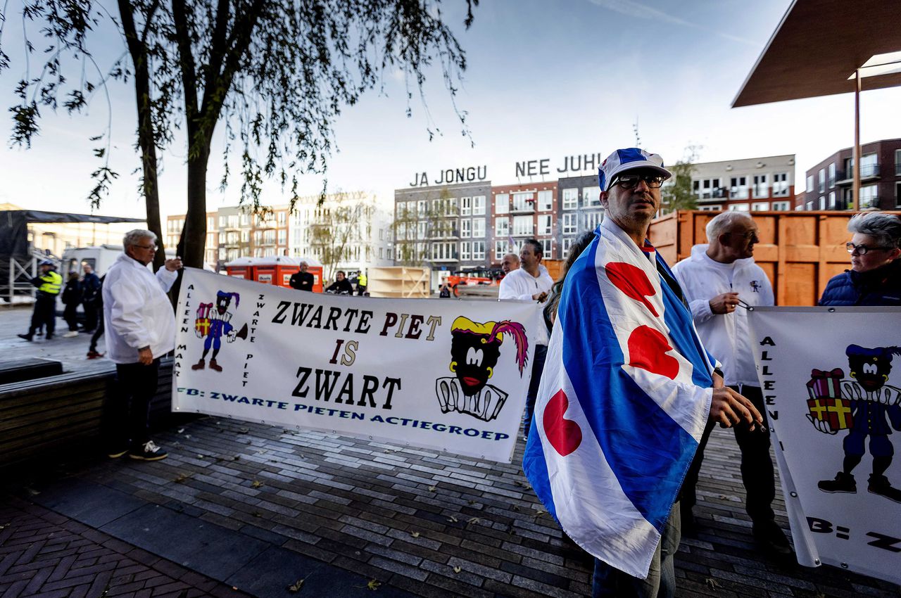 Sympathisanten hebben zich verzameld voor de rechtbank waar de rechtszaak rond de A7-blokkade in Leeuwarden wordt behandeld. De 34 Friezen die ervan worden verdacht dat ze vorig jaar de A7 op de dag van de landelijke sinterklaasintocht blokkeerden, moesten voor de rechter verschijnen.