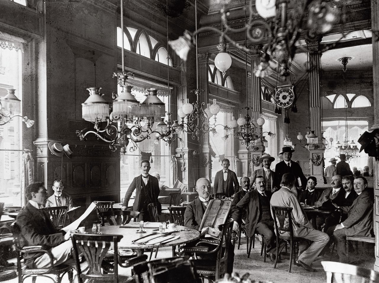 Het beroemde koffiehuis Central in Boedapest rond 1910.