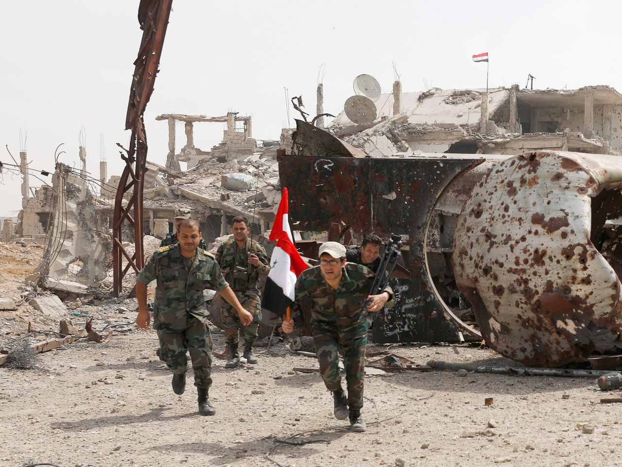Militairen van het Syrische leger in de buurt van Yarmouk.