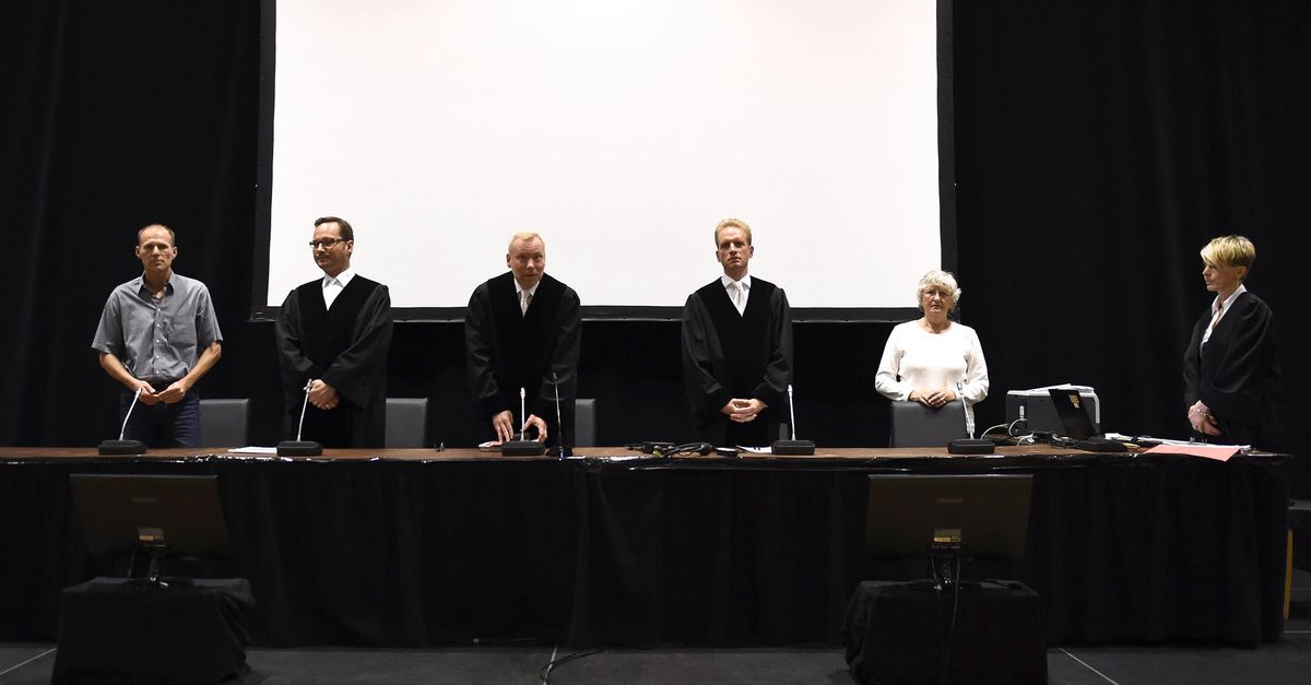 De 96-jarige aangeklaagde Irmgard F., die vandaag moest voorkomen vanwege medeplichtigheid aan moord op 11.380 gevangenen in concentratiekamp Stutthof, is voortvluchtig.