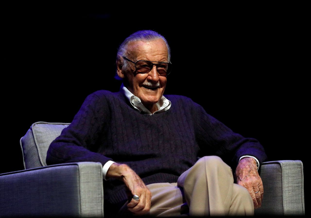 Marvel-stripslegende Stan Lee is oud, zwak en tenminste 50 miljoen dollar waard: mensen met ‘slechte bedoelingen’ zouden hem willen helpen.