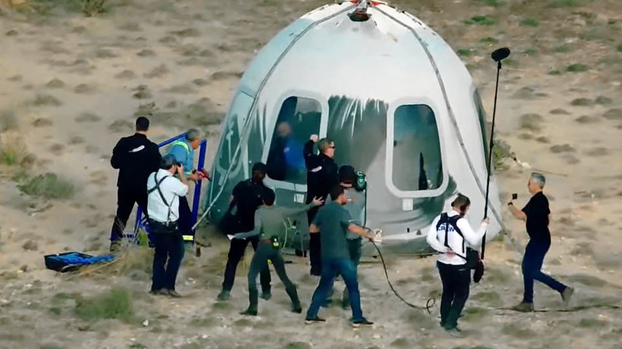 De ruimtecapsule waarmee Jeff Bezos en de drie crewleden weer op aarde landden.