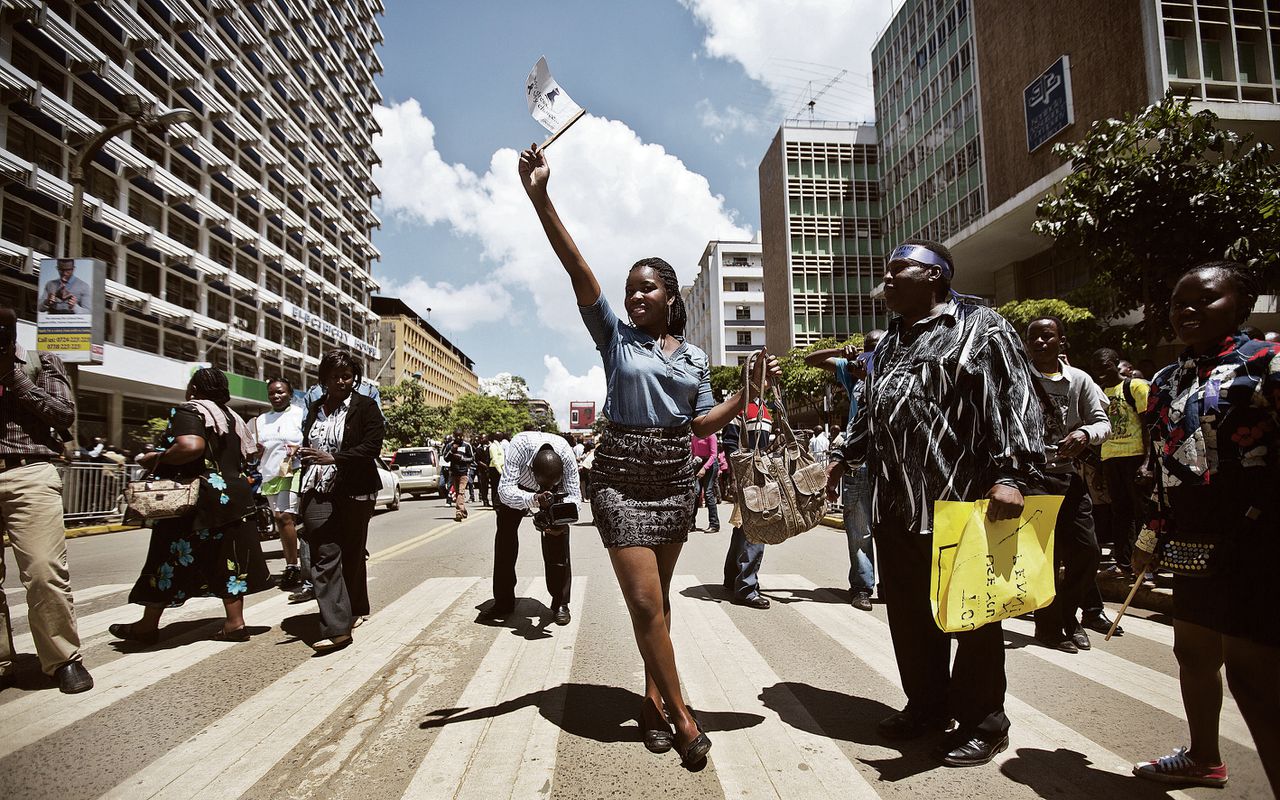 Een Keniaanse demonstreert in Nairobi voor het recht zich te kleden zoals zij wil. Eerder werd een vrouw aangevallen omdat ze onbehoorlijk gekleed zou zijn.
