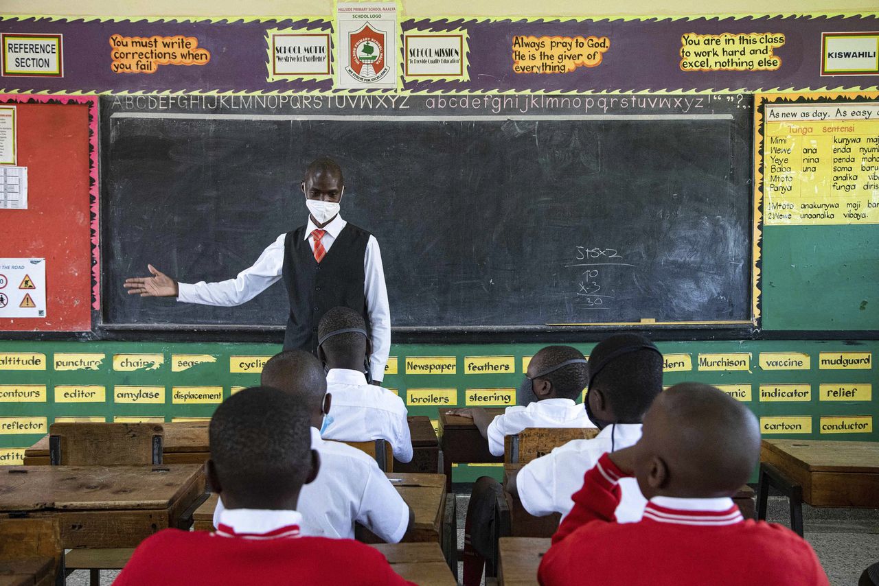 Oegandese leerlingen na twee jaar terug naar school 