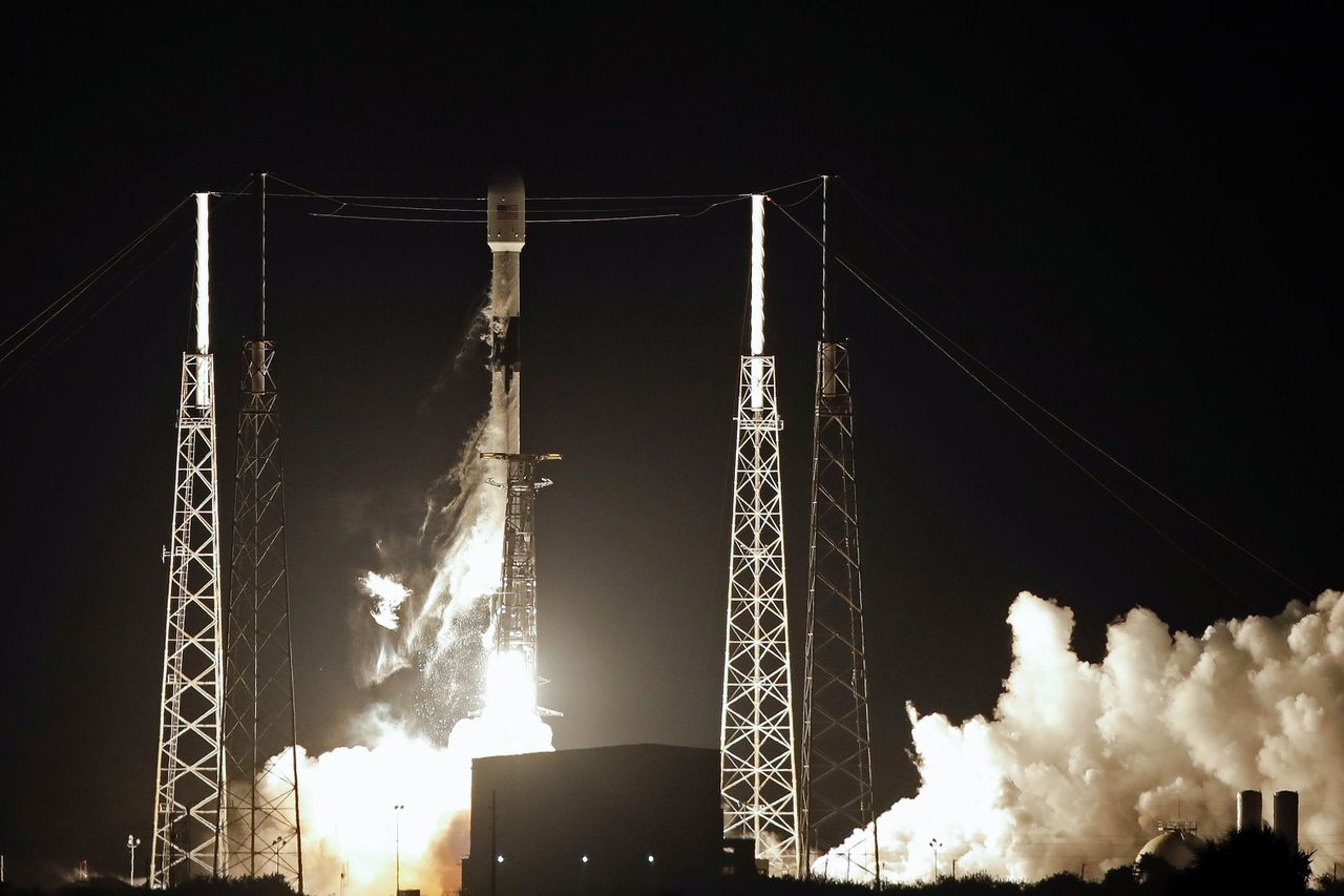De lancering van de Falcon 9-raket met zestig satellieten vanaf Cape Canaveral in Florida.