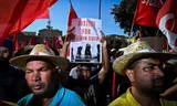 Demonstranten protesteren in Latina tegen uitbuiting van arbeidsmigranten na de dood van Satnam Singh. 
