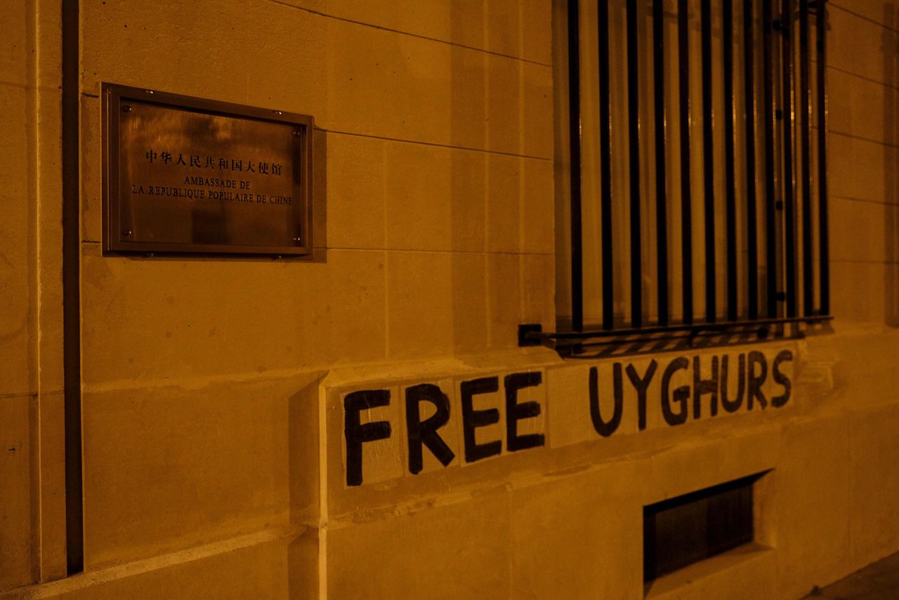 Een bekladding van de Chinese ambassade in Parijs, uit protest tegen de behandeling van Oeigoeren.