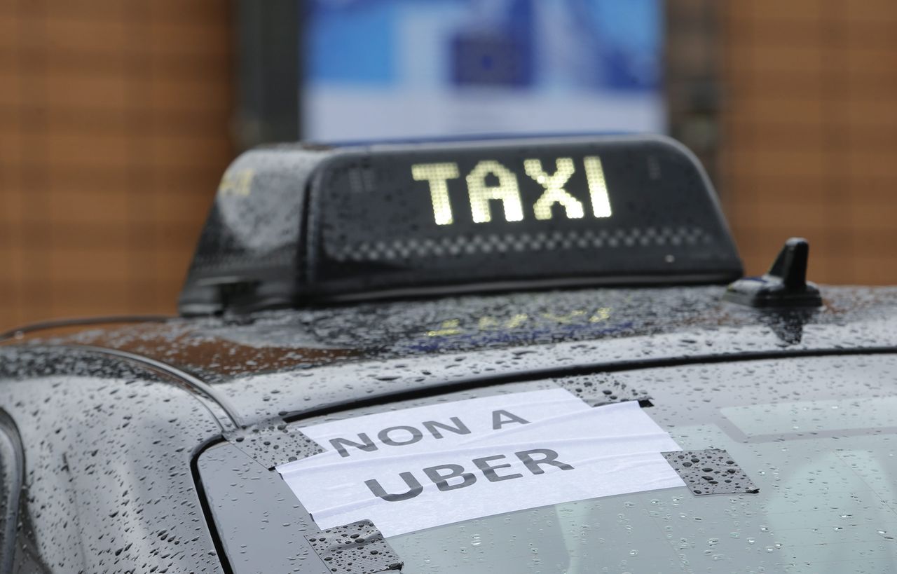 Taxi-chauffeurs in Brussel protesteren tegen UberPOP.
