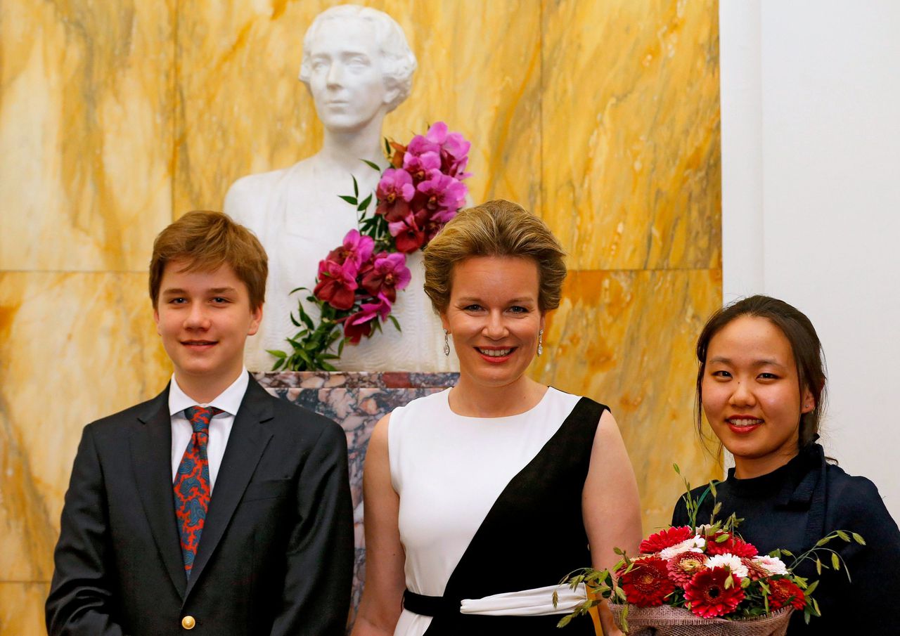 Prins Gabriel en Koningin Mathilde van België met de Amerikaanse Stella Chen. Ze won dit weekend de Koningin Elisabethwedstrijd voor viool 2019.