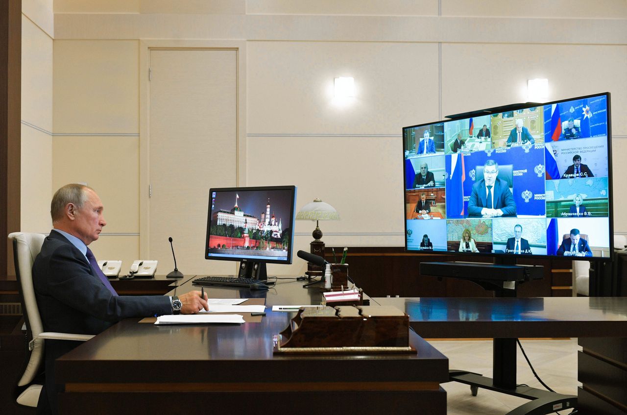 De Russische president Vladimir Poetin vergadert vanuit zijn speciale werkkamer op zijn residentie Novo-Ogarjovo.
