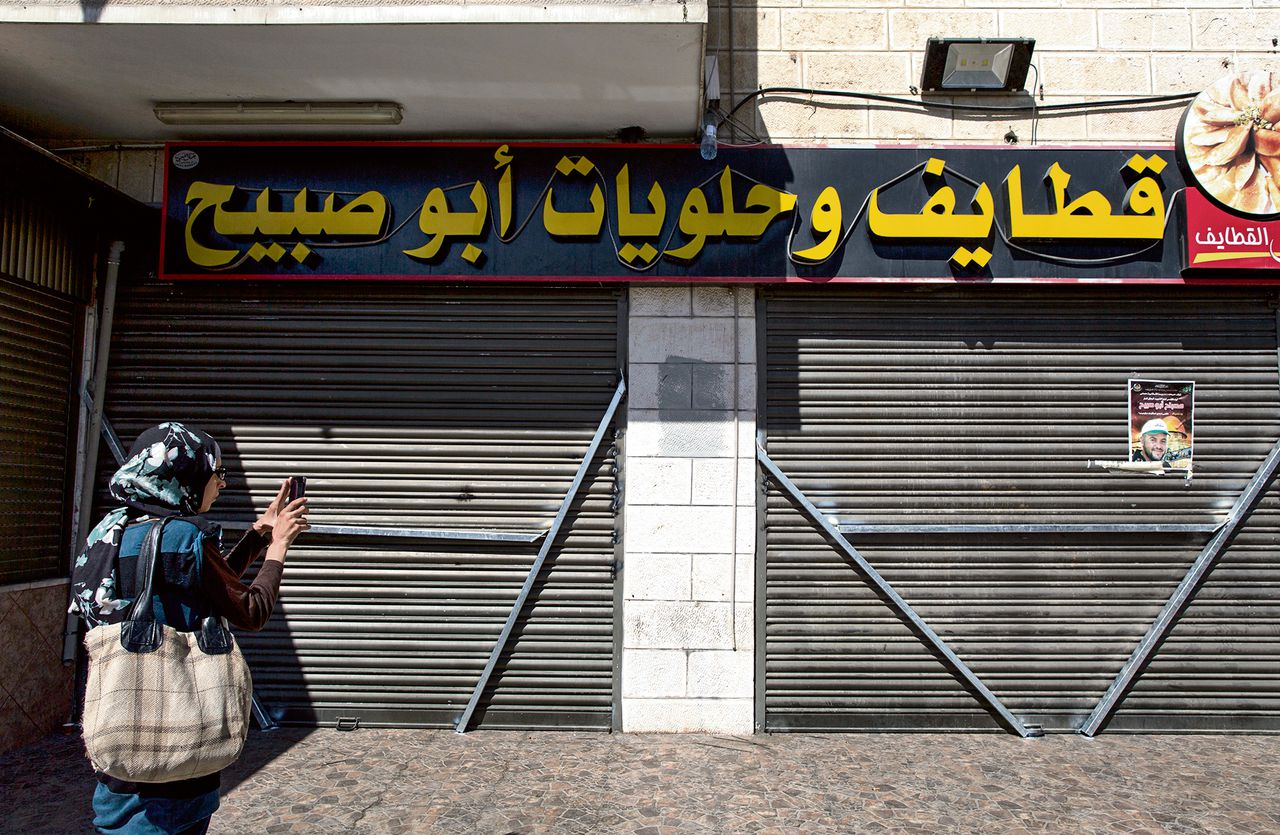De familiewinkel van de Palestijn die zondag twee Israëliërs doodschoot, bleef dinsdag dicht.