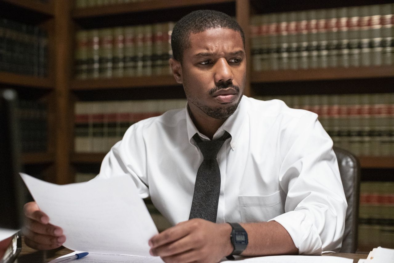 Michael B. Jordan als de vasthoudende advocaat Bryan Stevenson, die de onschuldig ter dood veroordeelde Walter McMillian (Jamie Foxx) probeert vrij te krijgen, in ‘Just Mercy’.