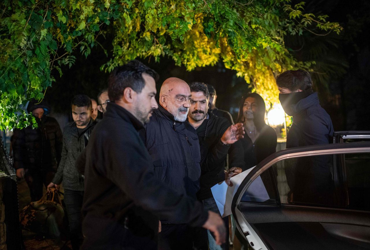 De Turkse schrijver Ahmet Altan bij zijn arrestatie dinsdagavond.