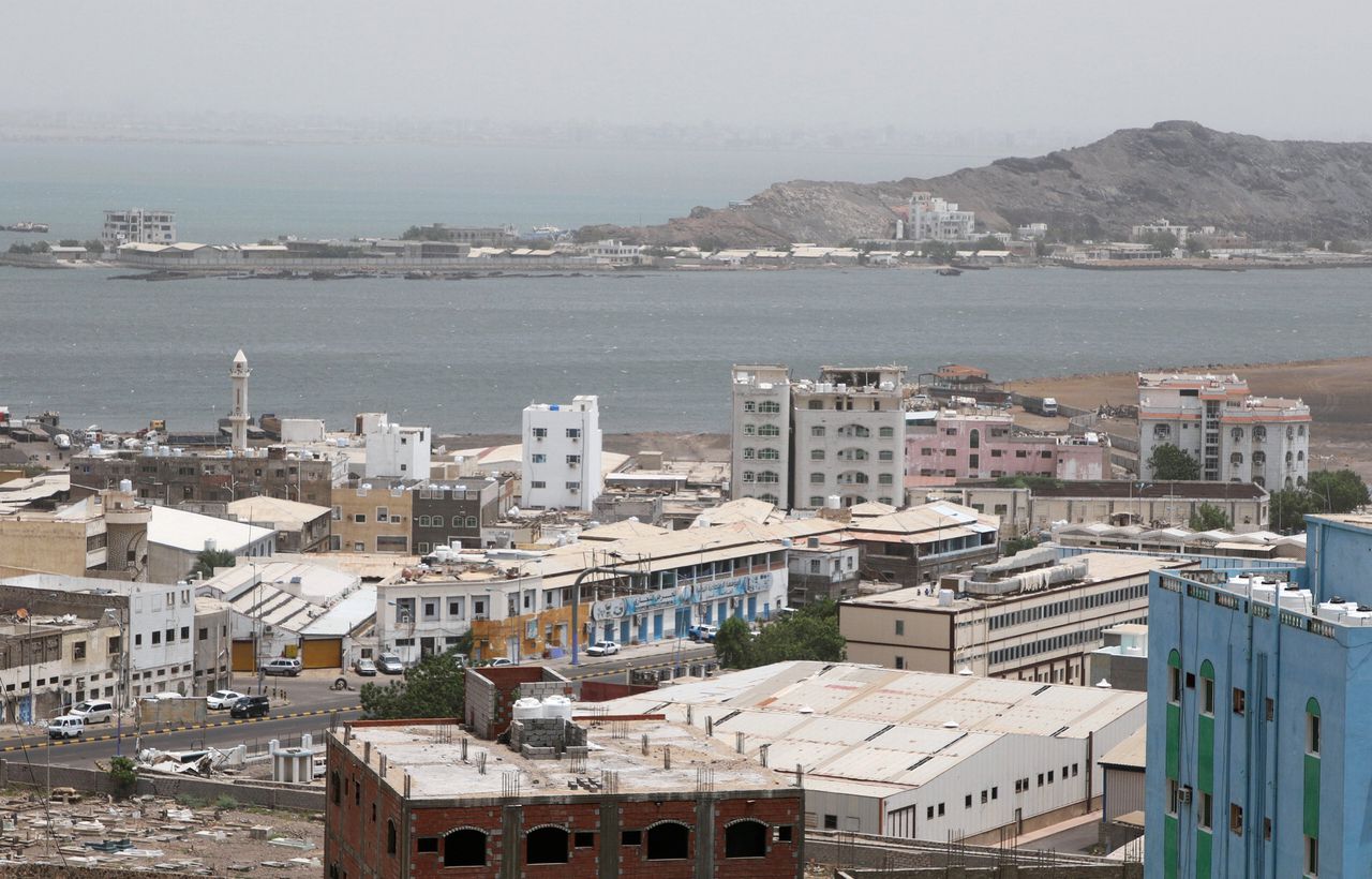 Blik op de Jemenitische havenstad Aden, waar veel wordt gevochten.