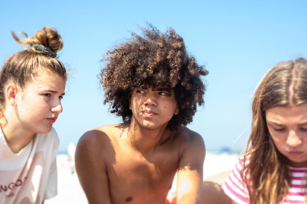 Noah Akihary (17) met zijn vrienden op het strand.