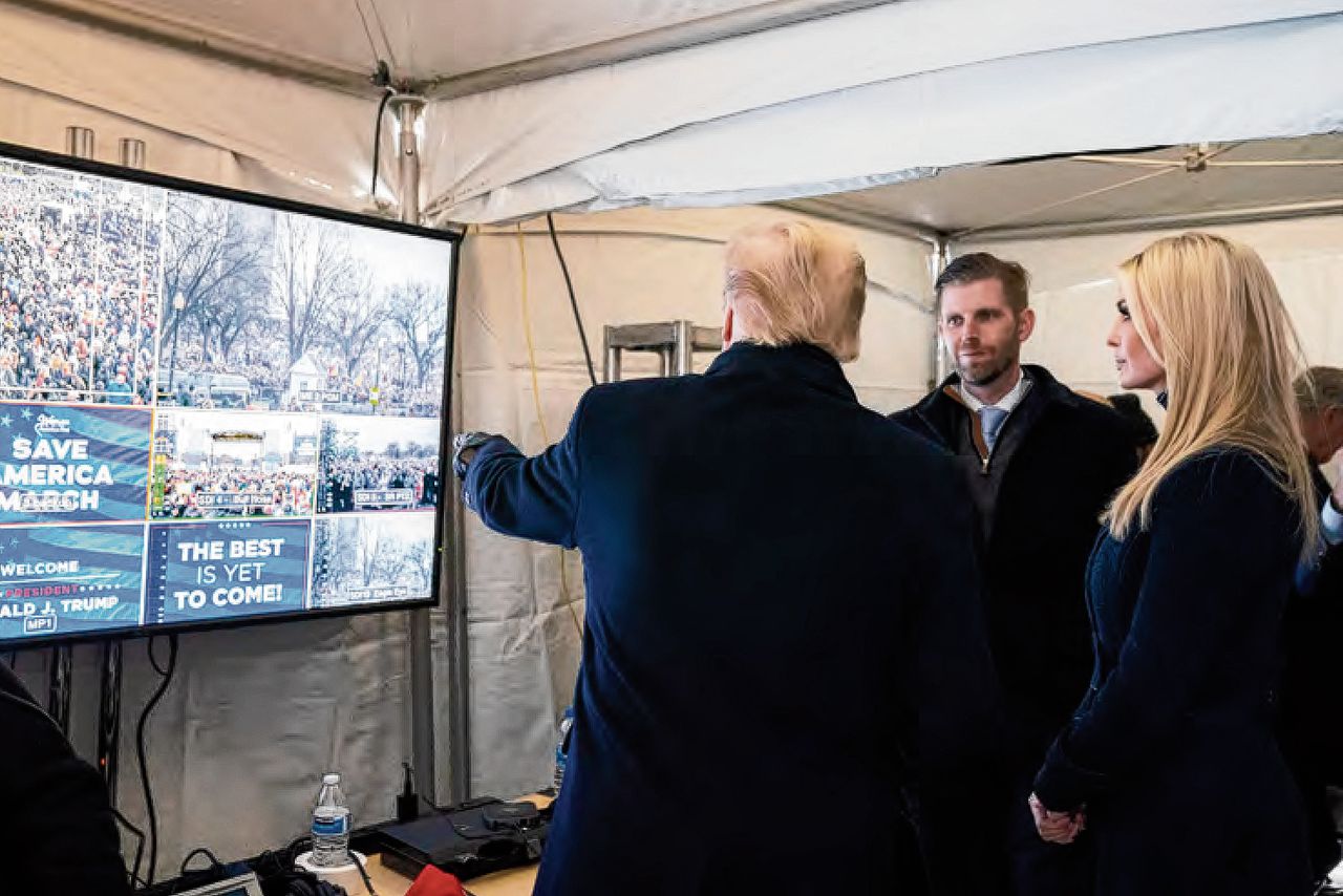 De verzamelde menigte op 6 januari 2021, bekeken door president Donald Trump en twee van zijn kinderen, Eric en Ivanka.