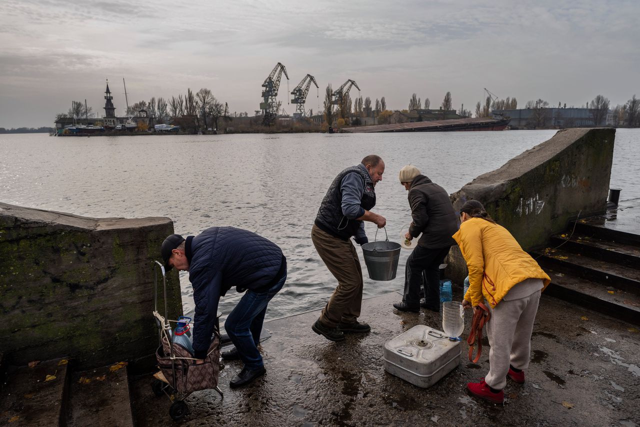 Bewoners van de havenstad Cherson halen water uit de Dnjepr. Wie de zeestraat tussen de Kinboern schoorwal en de vissershaven Otsjakiv in handen heeft, controleert de monding van de Dnjepr – en daarmee de waterweg naar Cherson.