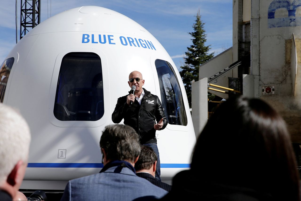 Jeff Bezos licht zijn ruimtevaartplannen toe.