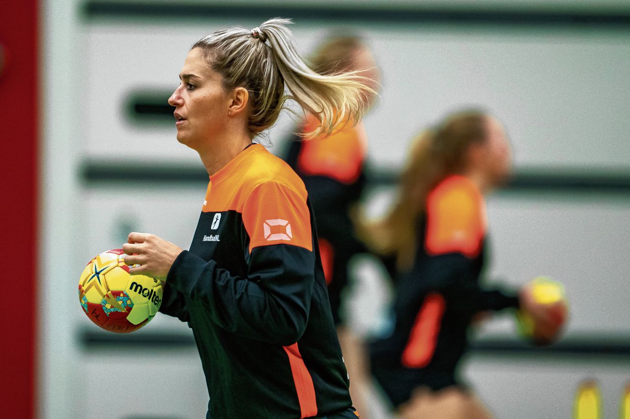 Estavana Polman tijdens een training op sportcentrum Papendal ter voorbereiding op het WK handbal in Spanje.