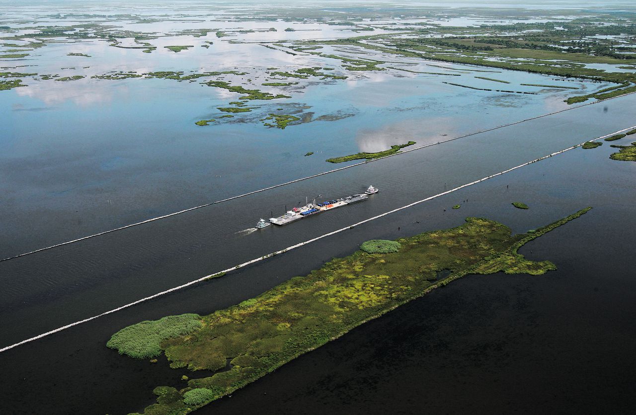 Een snelweg door de olie NRC