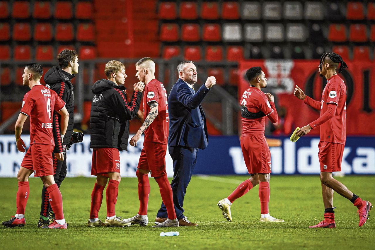 Trainer Ron Jans van FC Twente bedankt zijn spelers na het gelijkspel tegen PSV in de Grolsch Veste.