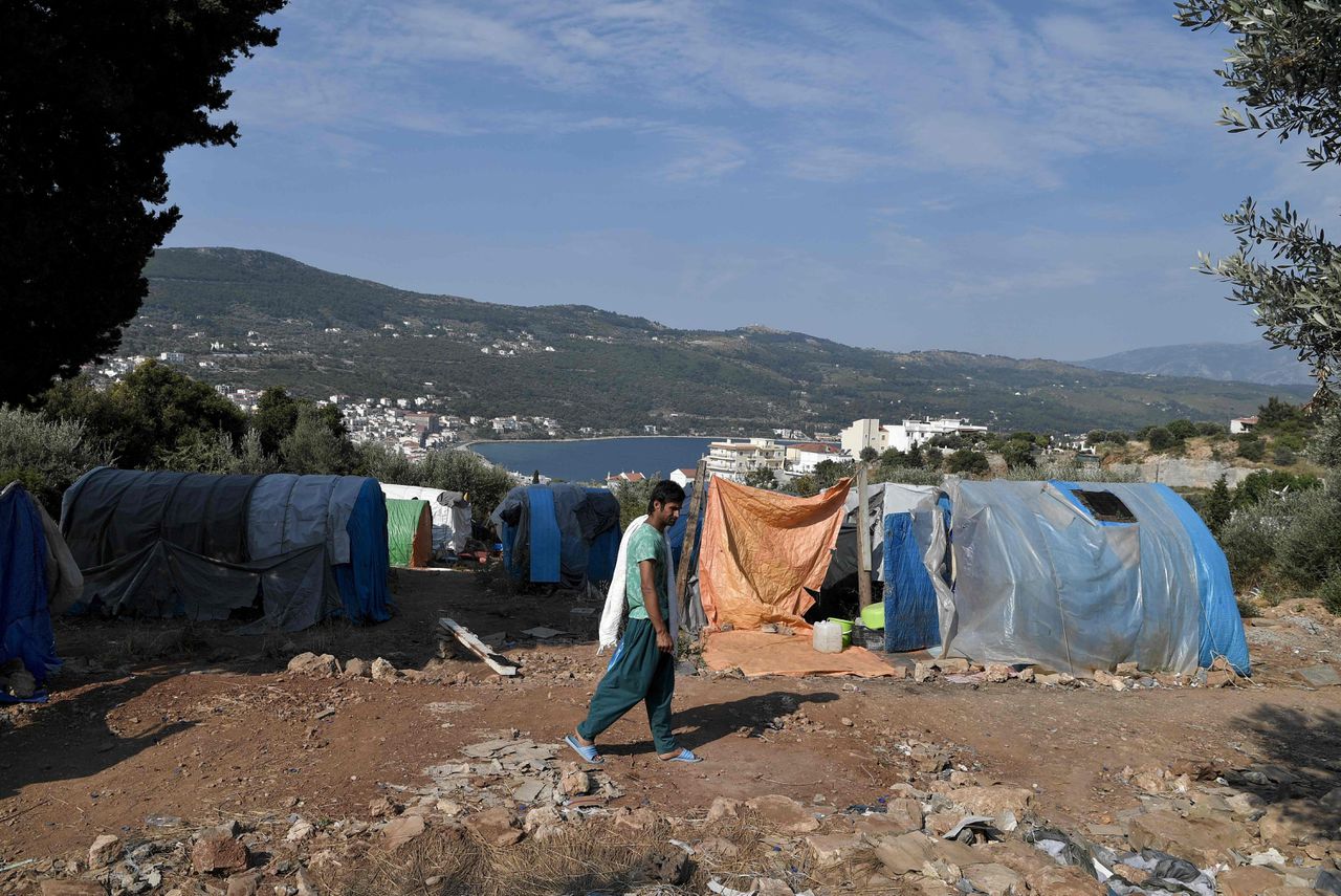 Een migrant in een geïmproviseerd vluchtelingenkamp op Samos