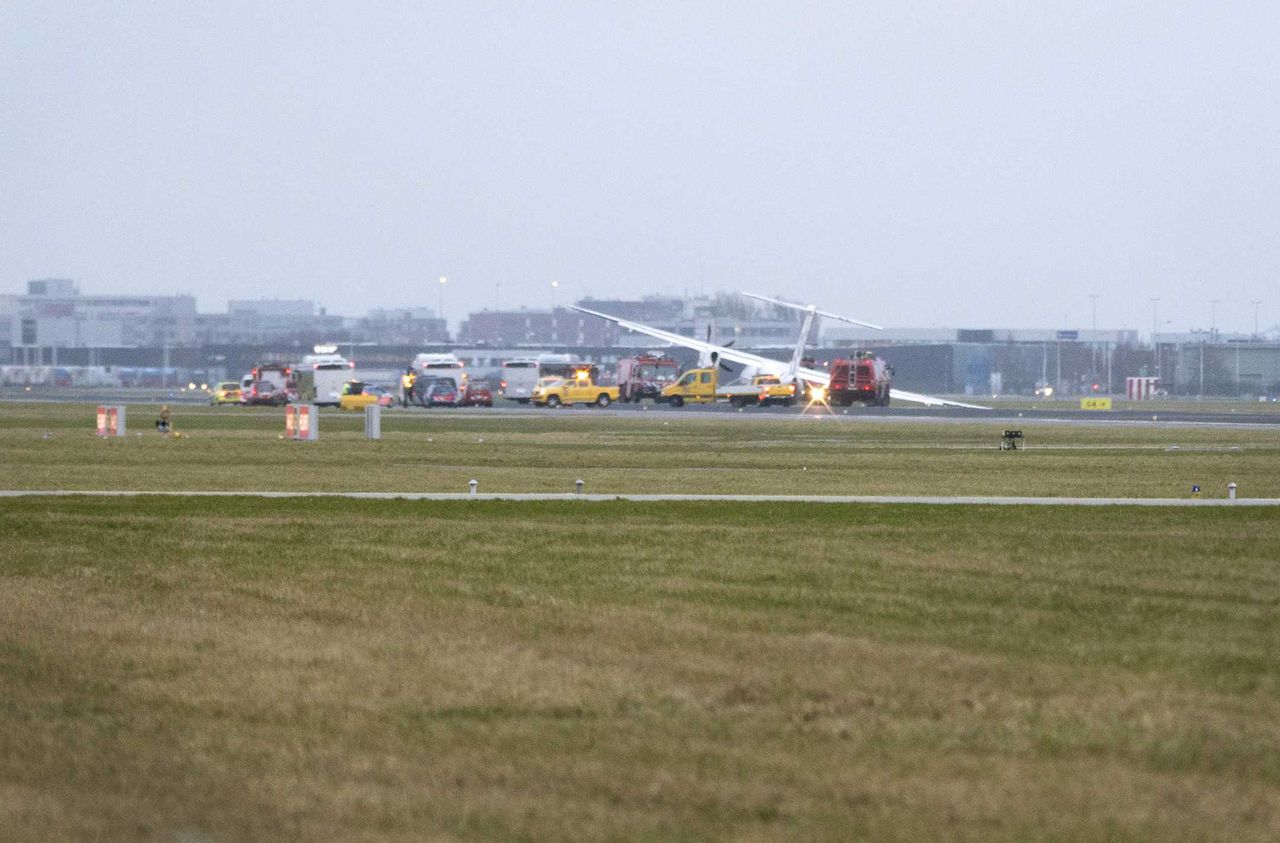 Vliegtuig naast de baan op Schiphol 