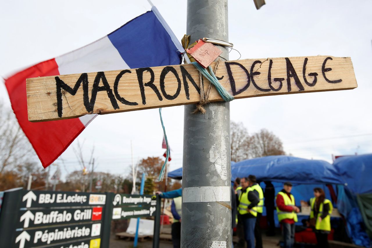 Macron zwicht voor ‘gele hesjes’, verhoging brandstofbelasting afgeschaft 