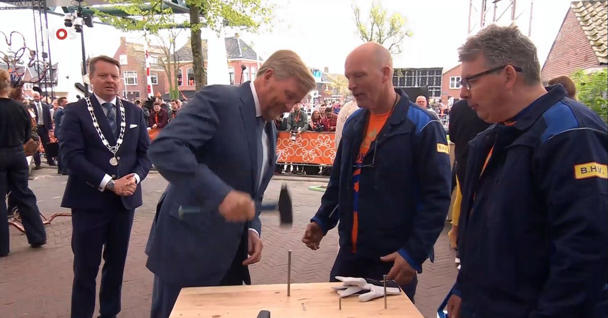 Introverte mensen kijken vanaf de bank toe hoe de koning live op tv hun nachtmerrie leeft