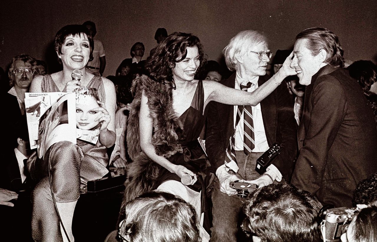 Bekende gasten bij Studio 54, met van links naar rechts Liza Minnelli, Bianca Jagger en Andy Warhol.