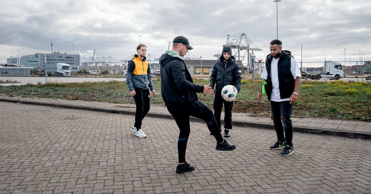 Stakende sjorders in Rotterdamse haven zetten werkonderbreking voor onbepaalde tijd door