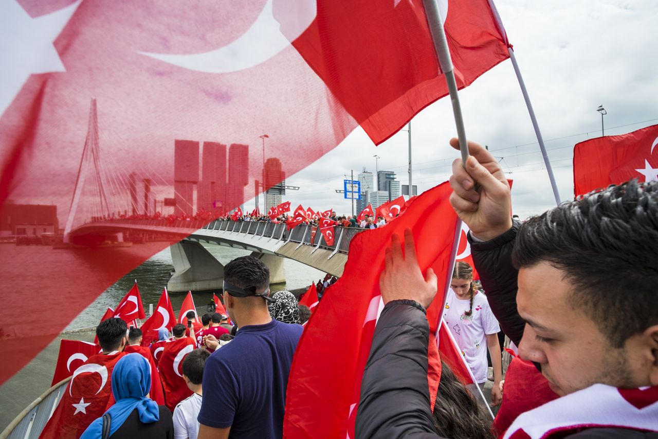 Nederlandse Turken betogen bij de Erasmusbrug in Rotterdam tegen de mislukte staatsgreep in Turkije.