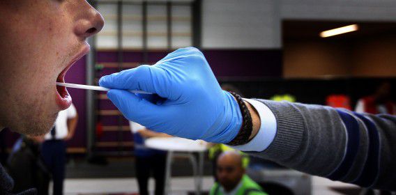 Drachten. Voor het personeel wat zaterdag de DNA afname (met ruim 8000 mannen) gaat doen ivm de zaak Vaatstra wordt een "generale" repetitie gehouden. Alles wordt geoefend hoe het zaterdag in zijn werking moet gaan. ANP CATRINUS VAN DER VEEN.
