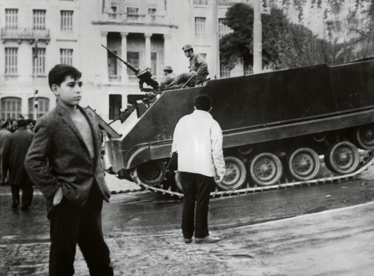Militaire voertuigen in Athene na de coup van de Kolonelsjunta in 1968