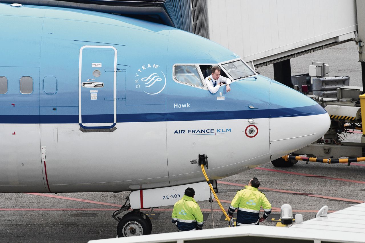 De werknemers van KLM zijn verdeeld over drie ‘domeinen’: grond, cabine en cockpit. Alle werknemers moeten inkomensafhankelijk bijdragen aan de bezuinigingen.