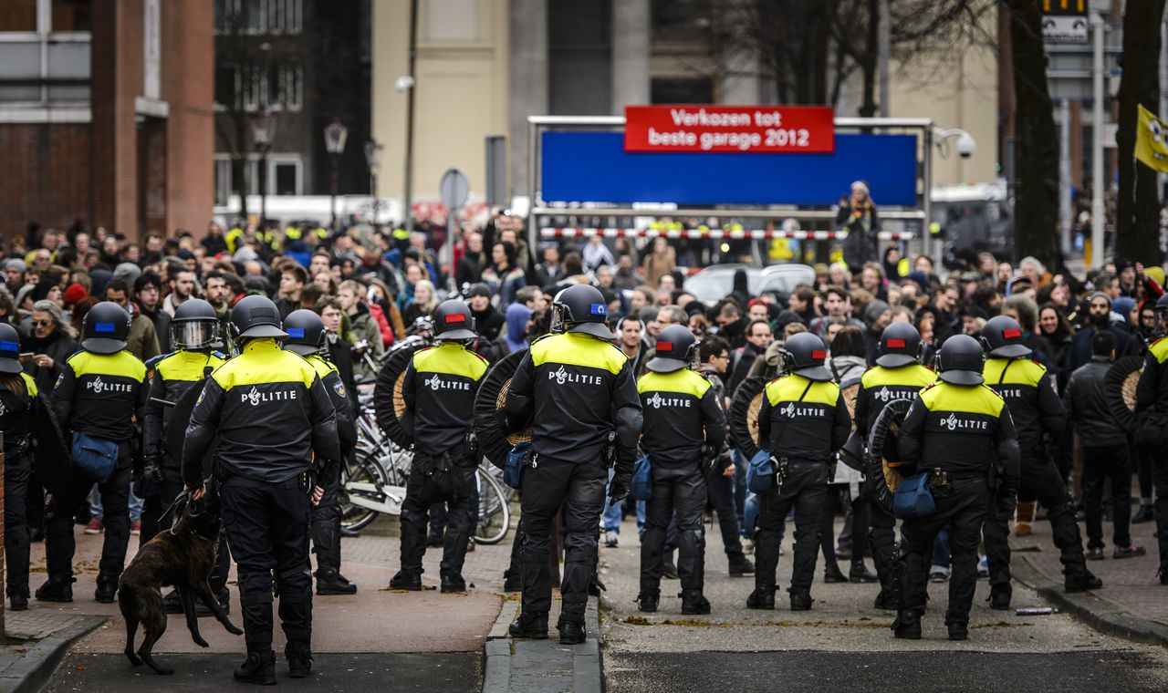 Tegendemonstranten tijdens de demonstratie van Pegida in Amsterdam.