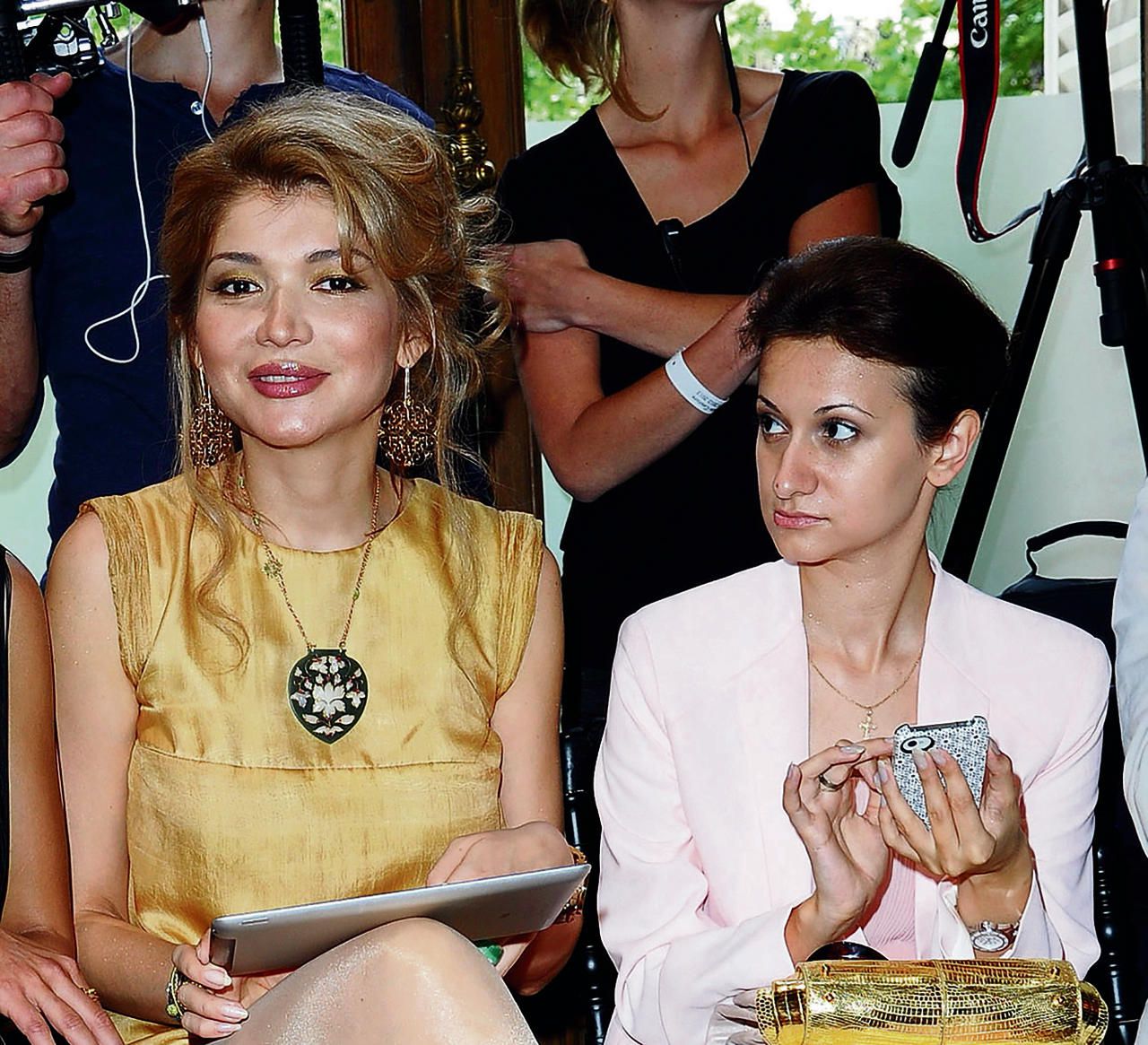 Karimova (links) en Avakyan bij een show van Dior in Parijs, in juli 2012.