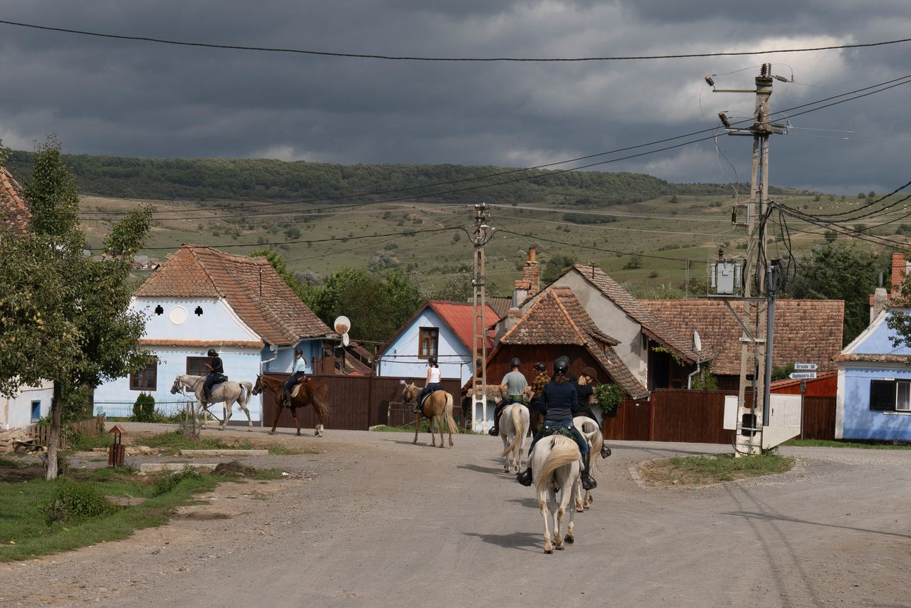 Roemeens dorp waar koning Charles woont is radeloos door hordes toeristen 